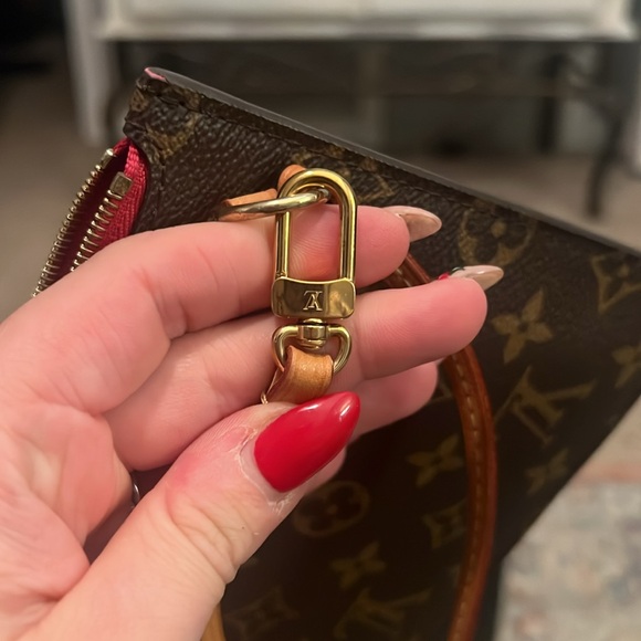 100% authentic Louis Vuitton neverfull pouchette - raspberry lining interior - Picture 4 of 6